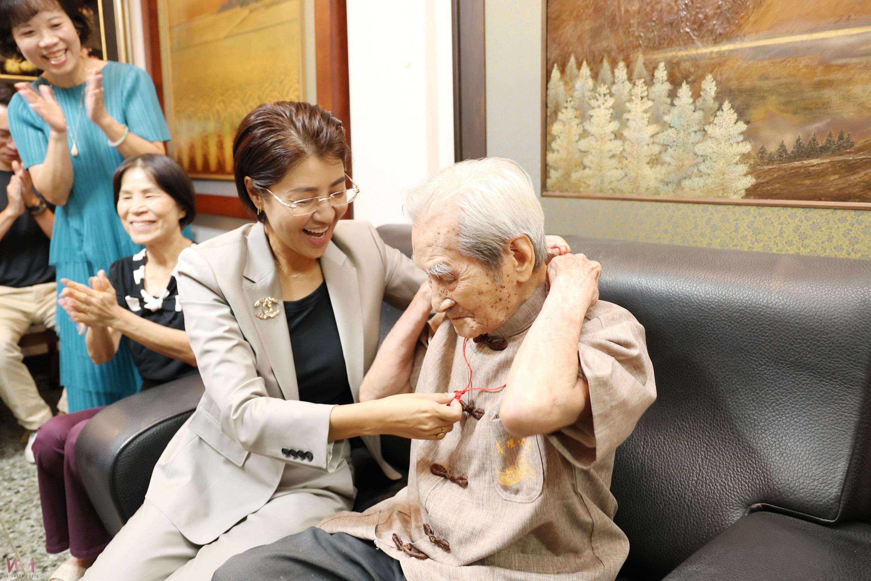 人間國寶王清霜等人瑞慶百歲 許淑華縣長致贈萬元禮金及金鎖片 - https://www.watchmedia01.com