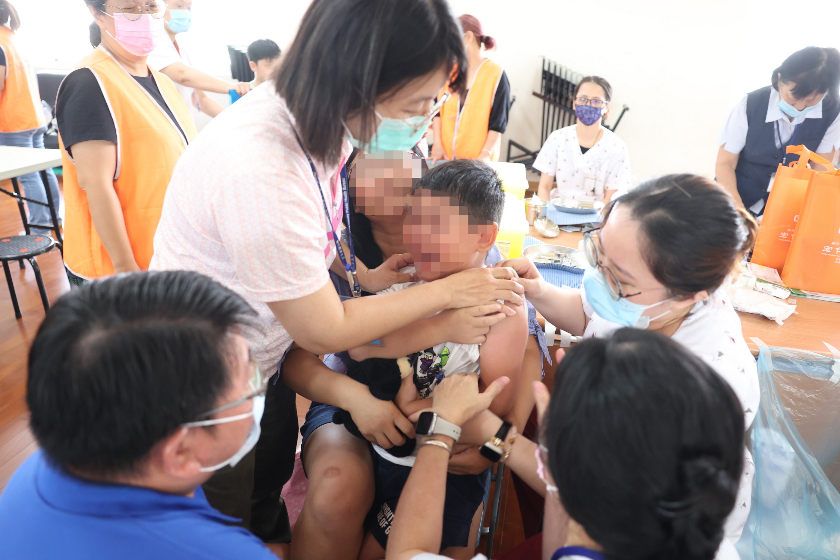 (有影片)/員林宏仁醫院上校園打流感疫苗 醫護、家長志工安撫學童 - https://www.watchmedia01.com