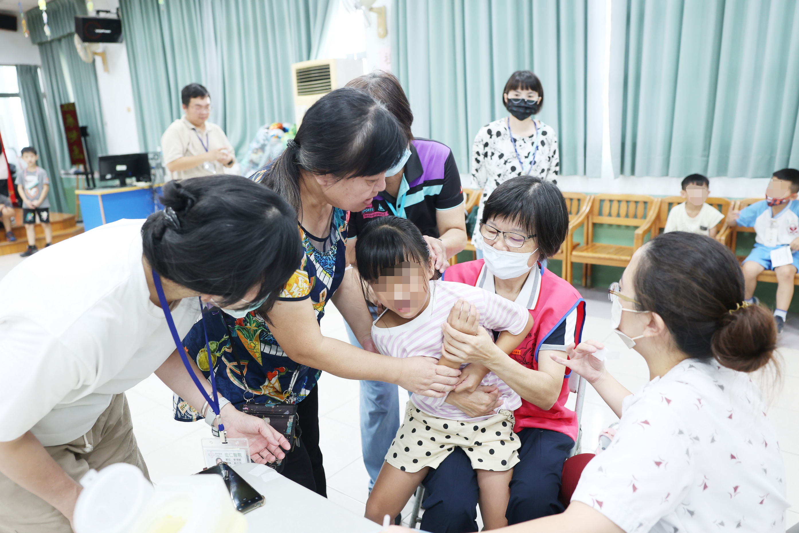 (有影片)/員林宏仁醫院上校園打流感疫苗 醫護、家長志工安撫學童 - https://www.watchmedia01.com