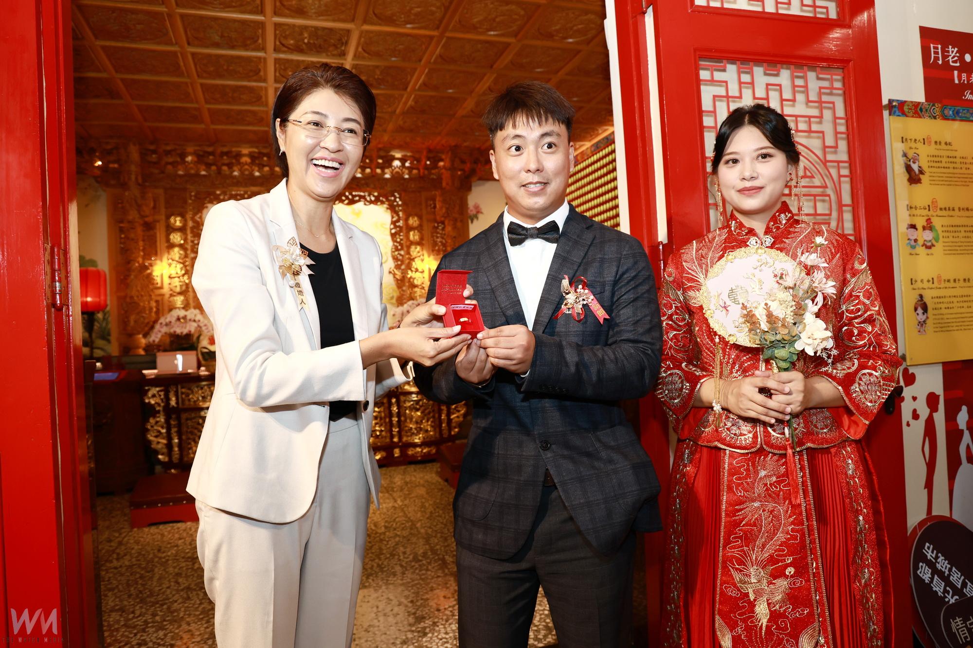 南投集團婚禮許縣長贈送土地公金戒指祝福30對新人 - https://www.watchmedia01.com