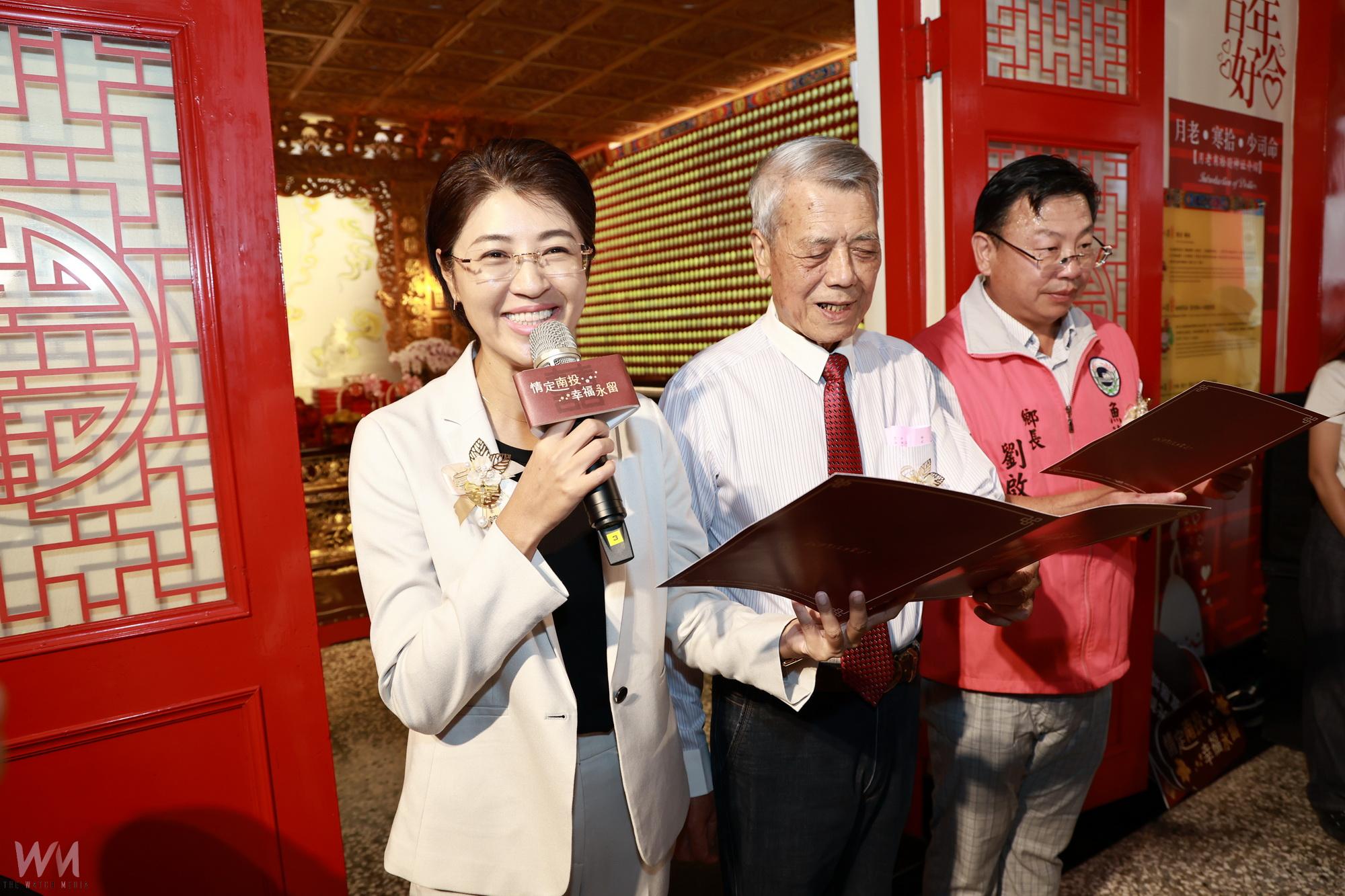 南投集團婚禮許縣長贈送土地公金戒指祝福30對新人 - https://www.watchmedia01.com