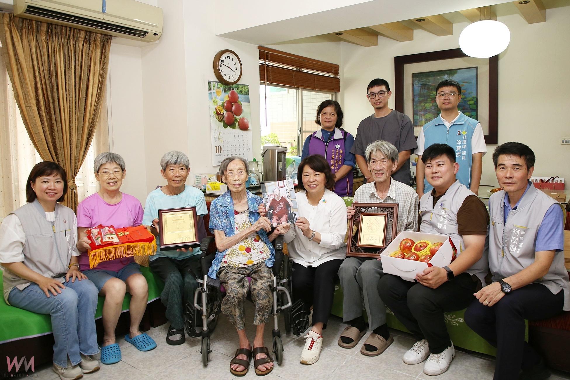 黃敏惠市長重陽節前 送上敬老禮金溫馨祝福 - https://www.watchmedia01.com