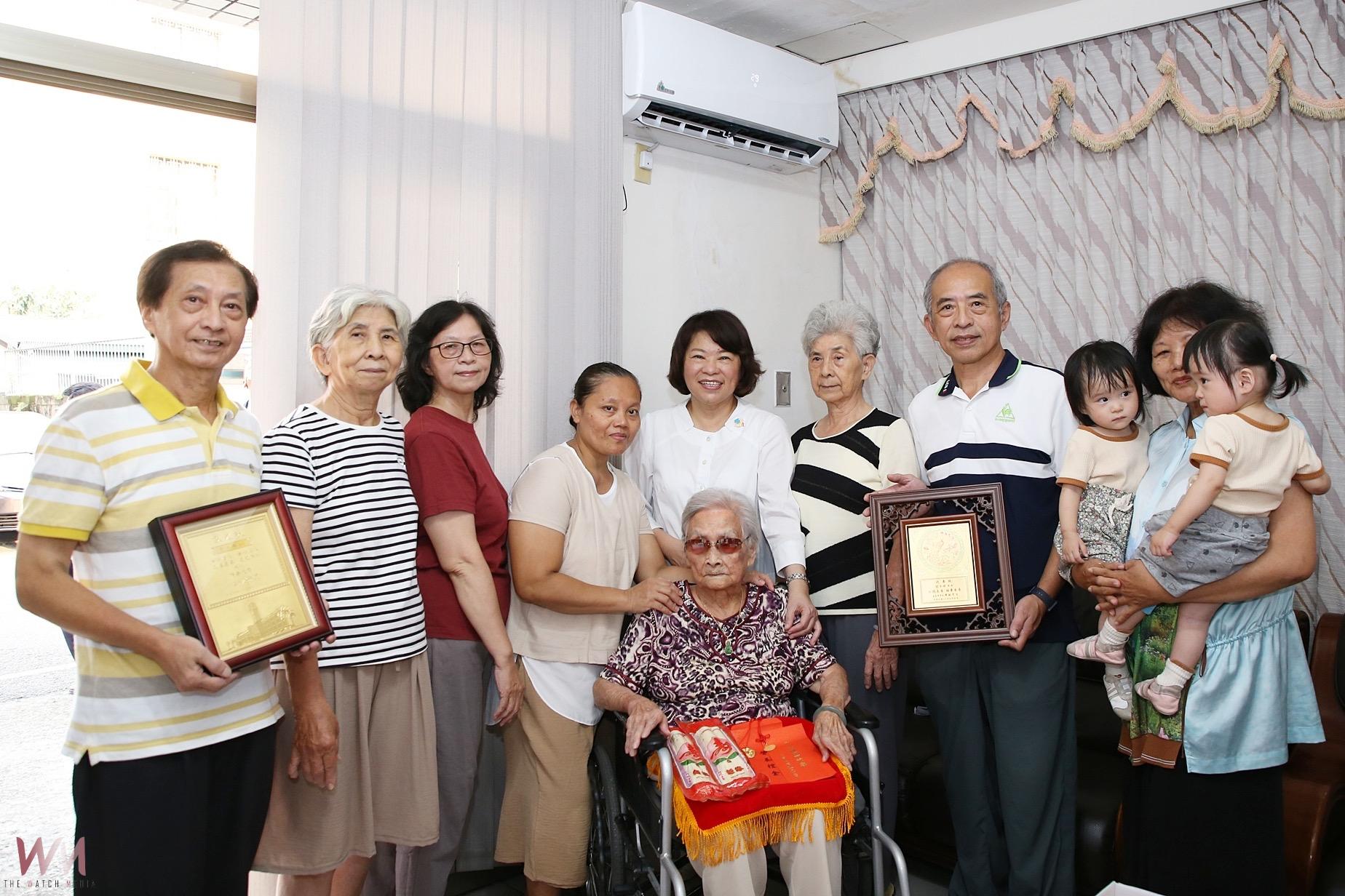 黃敏惠市長重陽節前 送上敬老禮金溫馨祝福 - https://www.watchmedia01.com