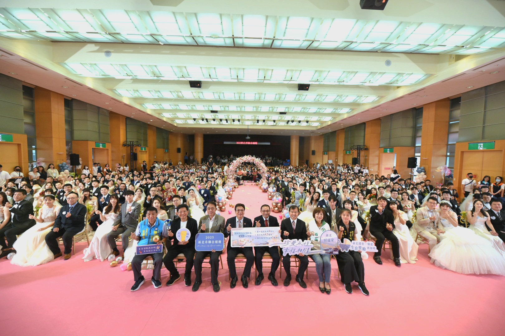 新北聯合婚禮市府浪漫登場　102對新人互許終身 - https://www.watchmedia01.com