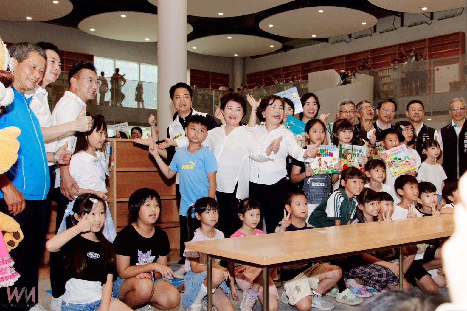 綠美圖「閱讀台中隊」 總館開啟　盧秀燕與市民接力 「上架新書」揭開序幕 - https://www.watchmedia01.com