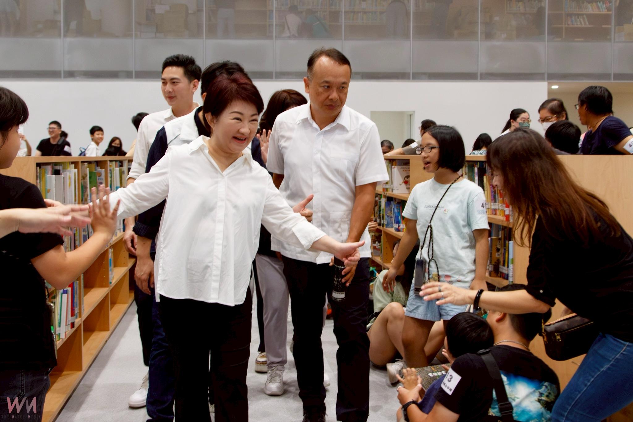 綠美圖「閱讀台中隊」 總館開啟　盧秀燕與市民接力 「上架新書」揭開序幕 - https://www.watchmedia01.com