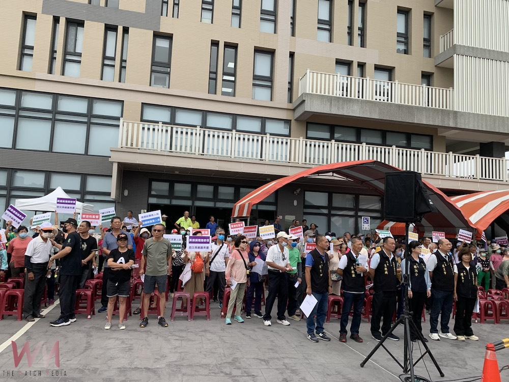 太保市災後振興金發放,反對代表會不願三讀,引民眾到場抗議。(圖/記者陳惲朋攝)