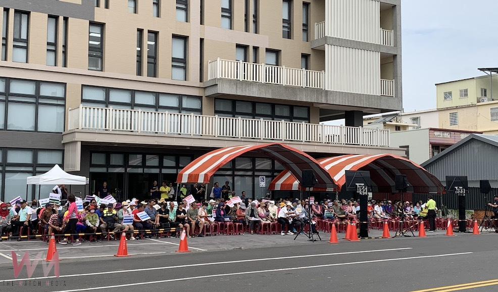 太保市災後振興金發放,反對代表會不願三讀,引民眾到場抗議。(圖/記者陳惲朋攝)