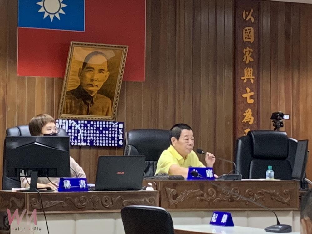 葉俊男主席(右)重捶宣布散會,災後振興金發放又延了。(圖/記者陳惲朋攝)