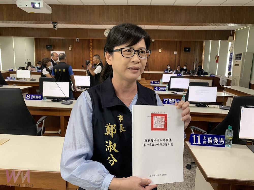 鄭淑分市長說明當時提案並無墊付字樣,所以代表會没有三讀通過,公所不能違法發放災後振興金。(圖/記者陳惲朋攝)