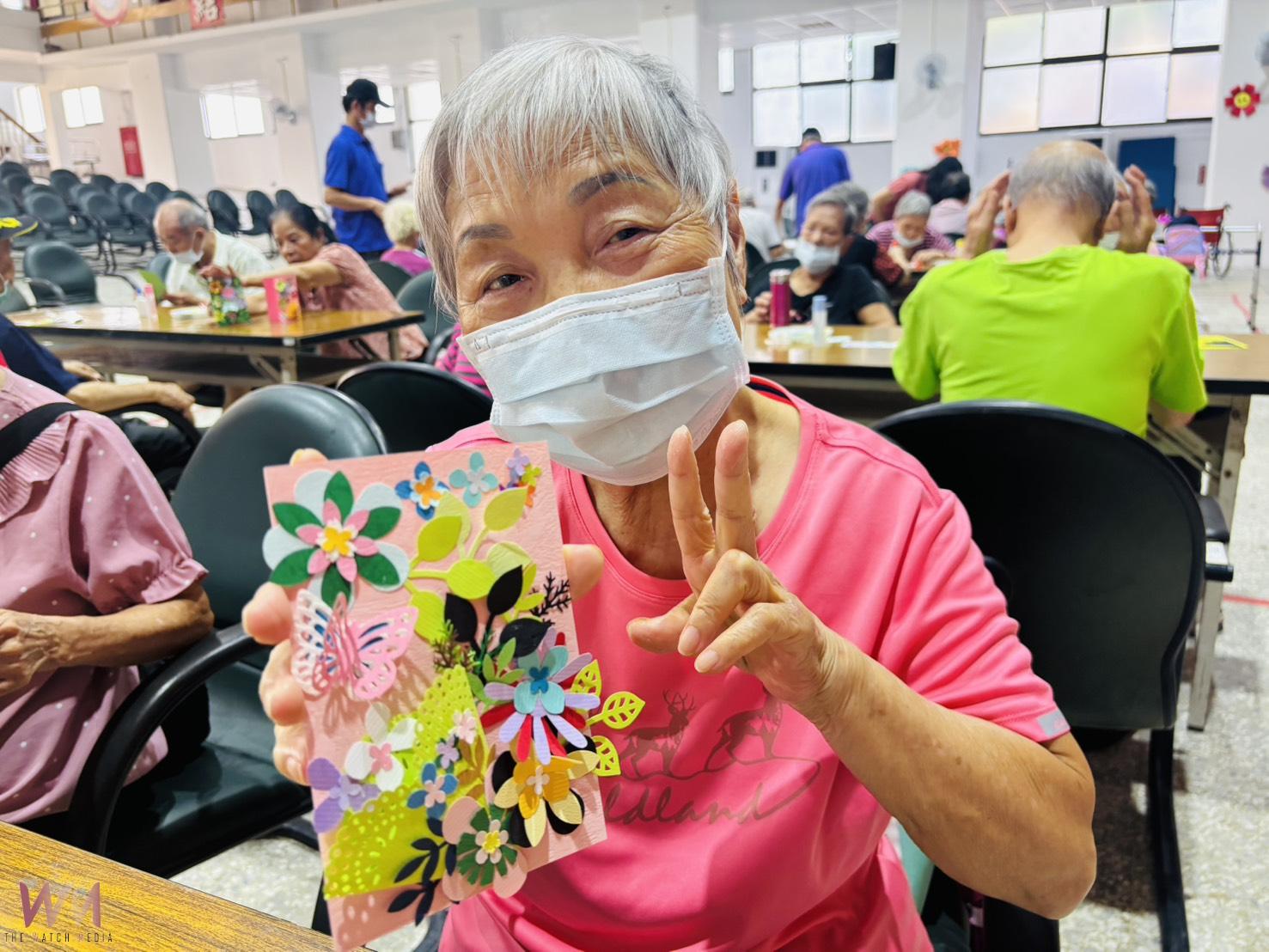 彰化榮家攜手埔榮　社工帶長輩手作花卡療癒身心 - https://www.watchmedia01.com