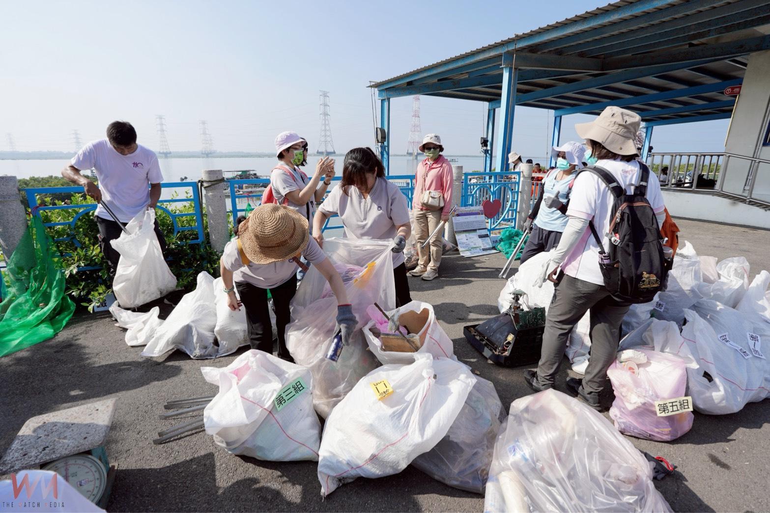 滿身汗水換乾淨沙灘　光田金秋地球日親子齊心淨灘撿出368公斤垃圾 - https://www.watchmedia01.com