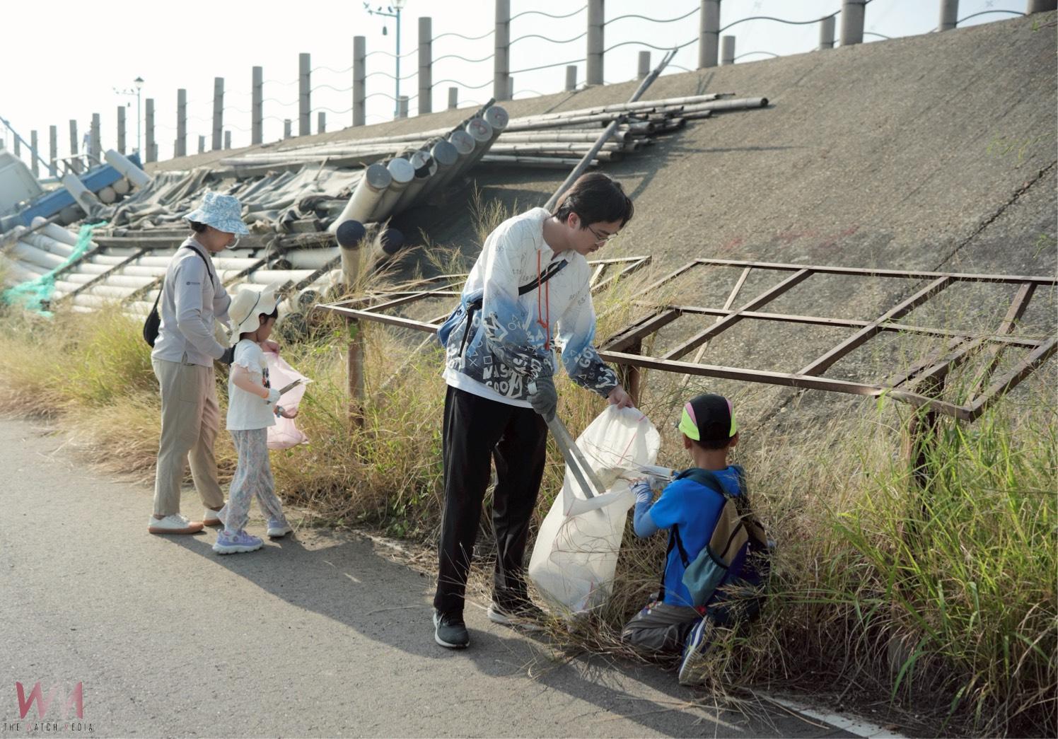 滿身汗水換乾淨沙灘　光田金秋地球日親子齊心淨灘撿出368公斤垃圾 - https://www.watchmedia01.com