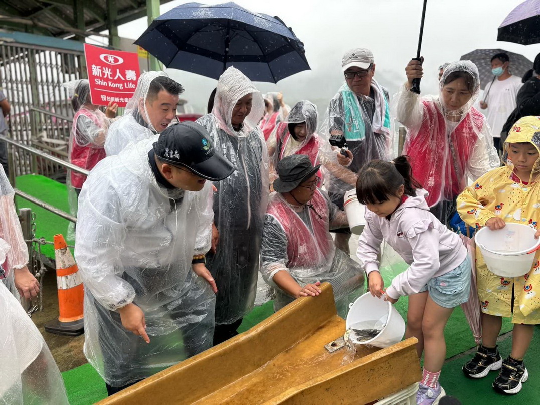 小魚回家創千萬產值　桃園石門水庫放流8.5萬尾魚苗 - https://www.watchmedia01.com