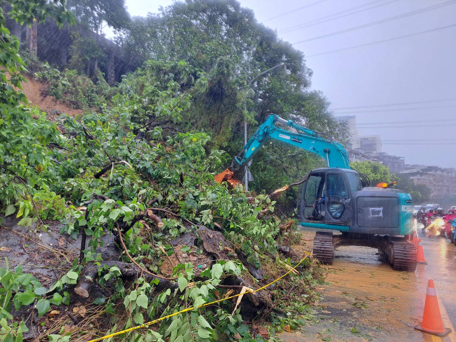 豪大雨造成汐止康寧街、長青路土石坍方　工務局動員加速搶修　 - https://www.watchmedia01.com