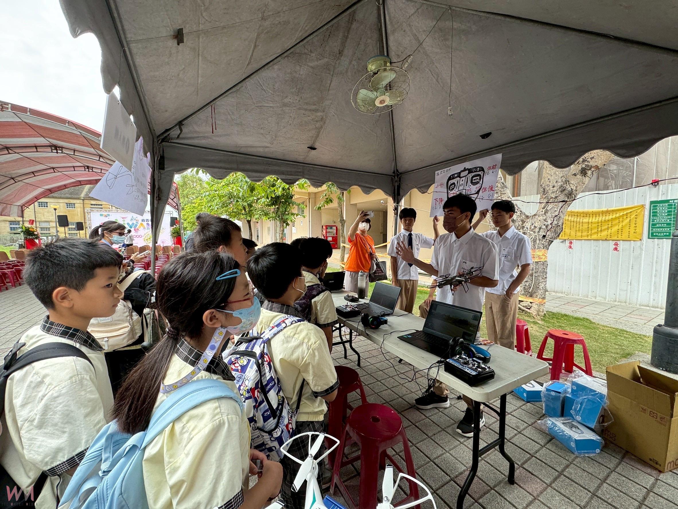 國立嘉科實中應邀參與「科普列車」活動,共同展開一場充滿創意與互動的科學饗宴。林怡慧校長親自帶領學生前往嘉義火車站月台,熱情迎接科普列車師生抵達。(圖/嘉科實中提供)