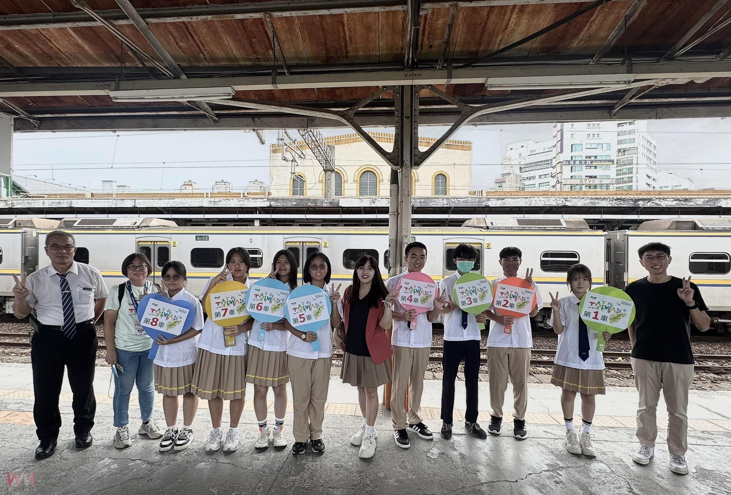國立嘉科實中應邀參與「科普列車」活動,共同展開一場充滿創意與互動的科學饗宴。林怡慧校長親自帶領學生前往嘉義火車站月台,熱情迎接科普列車師生抵達。(圖/嘉科實中提供)
