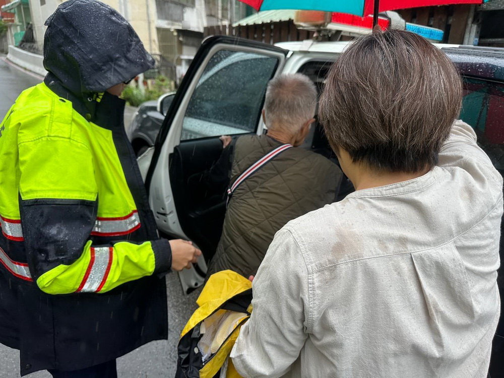 雨夜迷途87歲失智婦街頭哭喊「救命」 平鎮警民攜手暖心護送返家 - https://www.watchmedia01.com