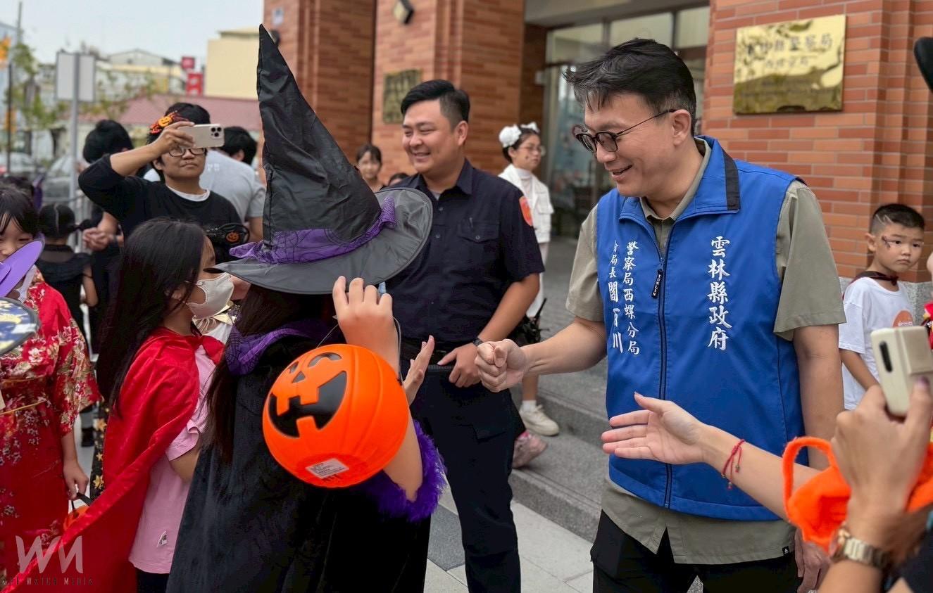 萬聖節小巫師出動!西螺警化身「糖果守門員」宣導交通安全 - https://www.watchmedia01.com