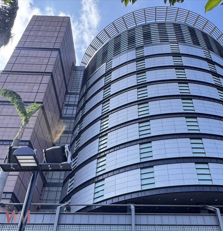 新光三越百貨8樓外牆燈箱破損 中市都發局要求全面檢視並限期改善 今10/25修復完成 - https://www.watchmedia01.com
