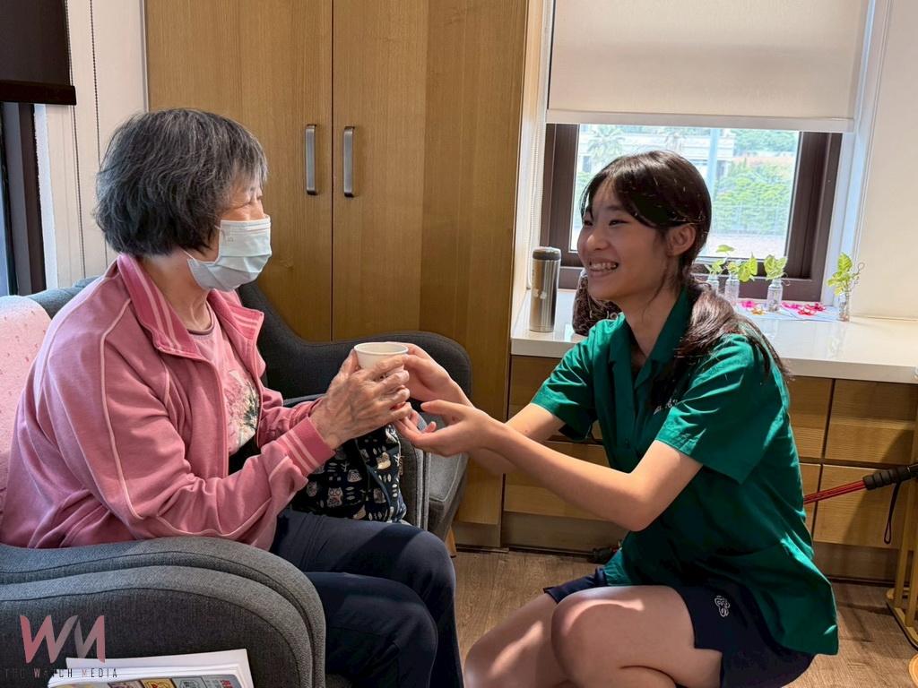 台中女中洪梓芩與徐筱喬同學返鄉敬老 創意糕點傳遞重陽節孝親心意 - https://www.watchmedia01.com