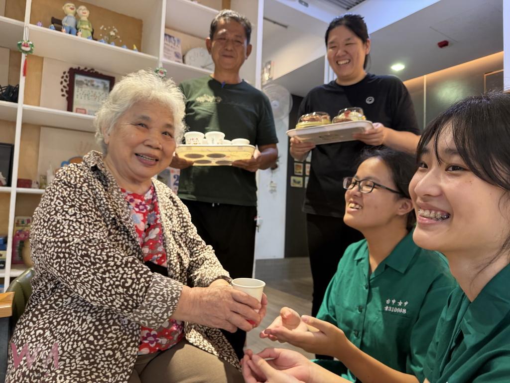 台中女中洪梓芩與徐筱喬同學返鄉敬老 創意糕點傳遞重陽節孝親心意 - https://www.watchmedia01.com