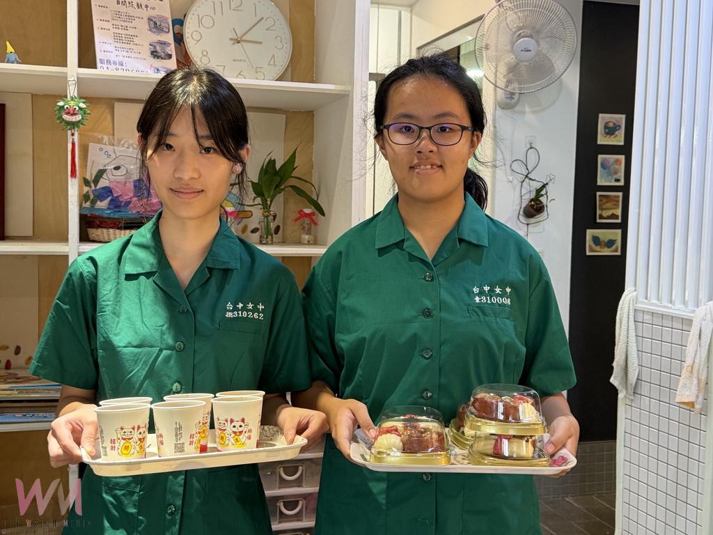 台中女中洪梓芩與徐筱喬同學返鄉敬老 創意糕點傳遞重陽節孝親心意 - https://www.watchmedia01.com