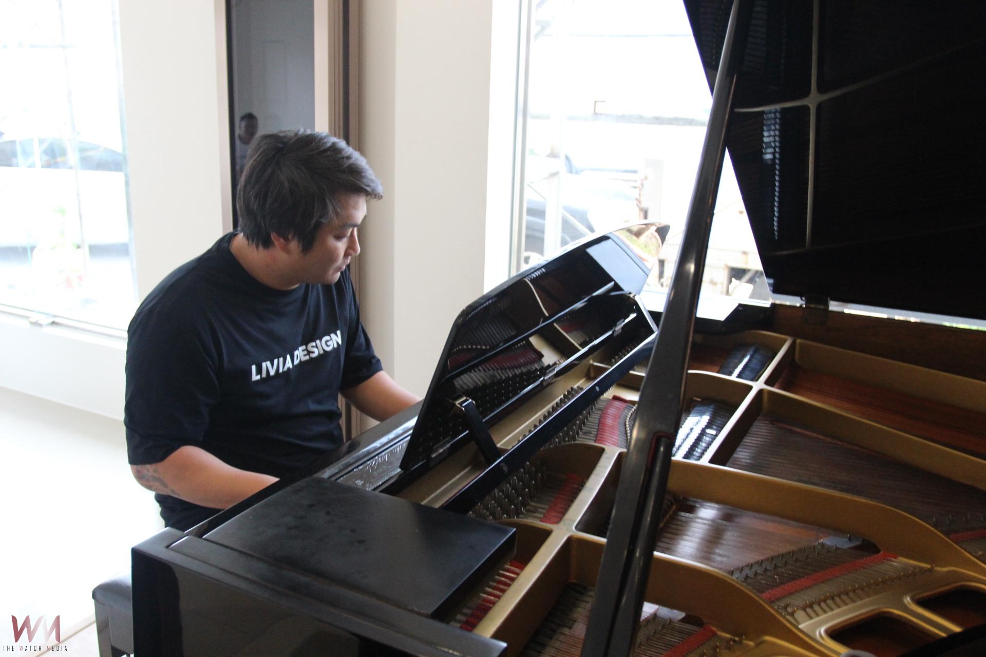 油漆師作場露手彈鋼琴    琴韻網傳爆紅數萬按讚 - https://www.watchmedia01.com