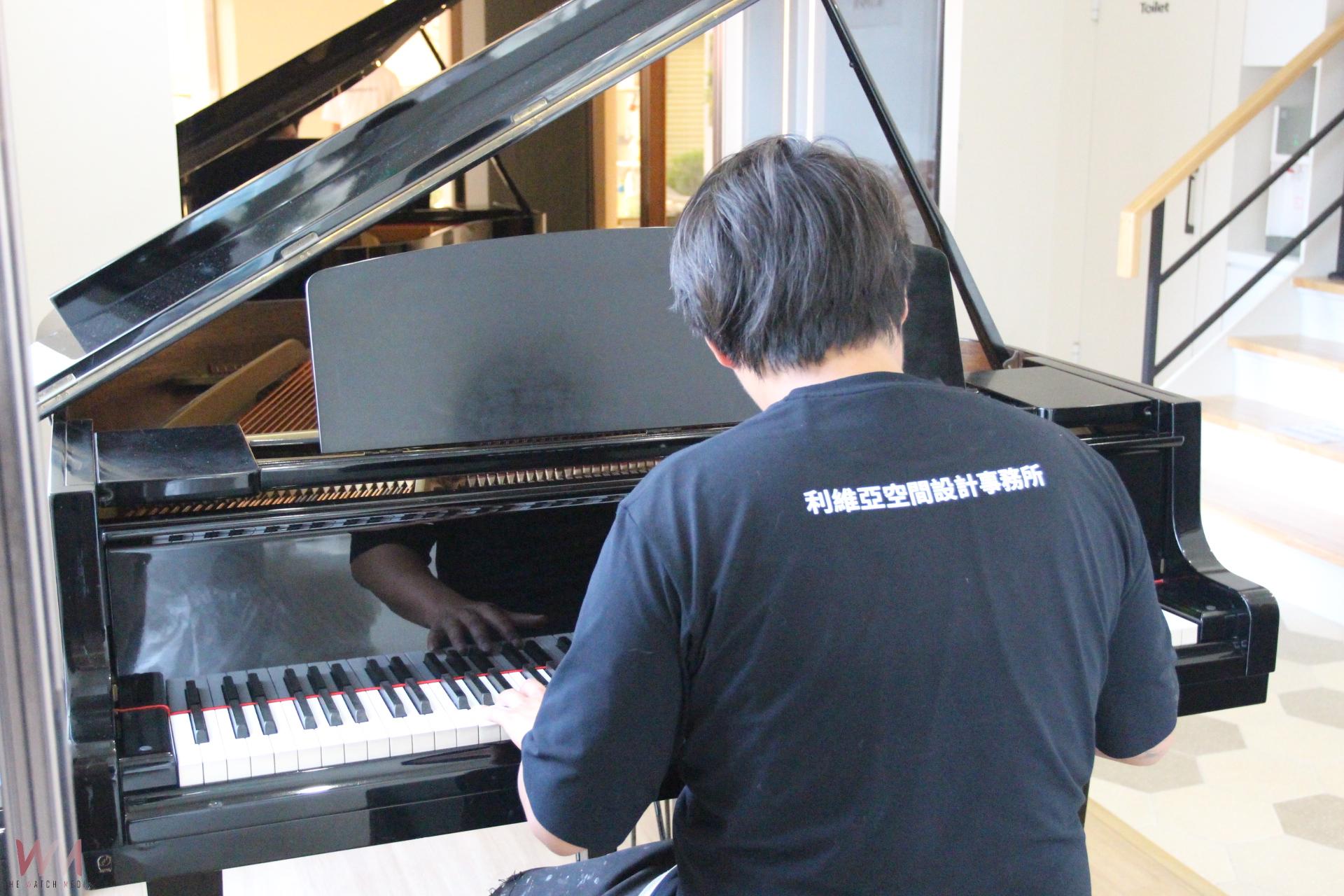 油漆師作場露手彈鋼琴    琴韻網傳爆紅數萬按讚 - https://www.watchmedia01.com