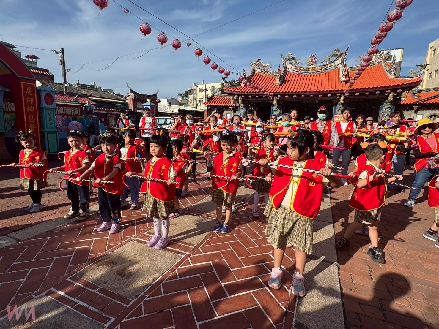 (有影片)/「愛老人,你+1、我+1、再+1」:華山快閃拐杖舞呼籲公益 - https://www.watchmedia01.com