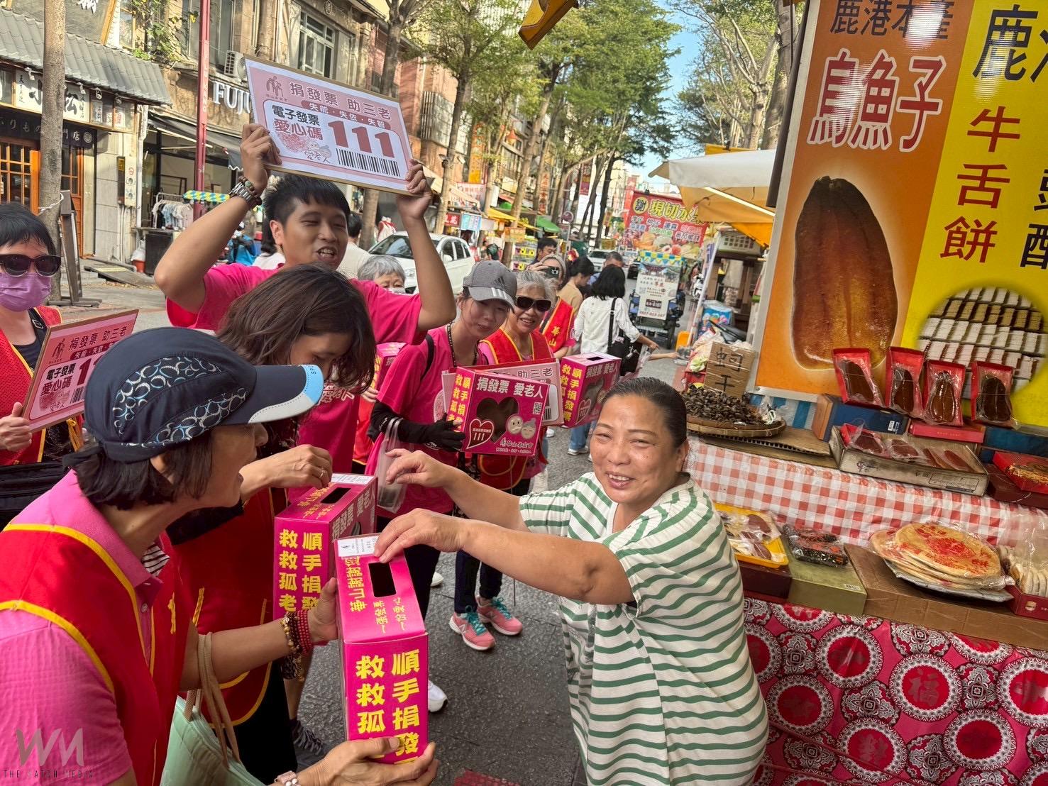 (有影片)/「愛老人,你+1、我+1、再+1」:華山快閃拐杖舞呼籲公益 - https://www.watchmedia01.com