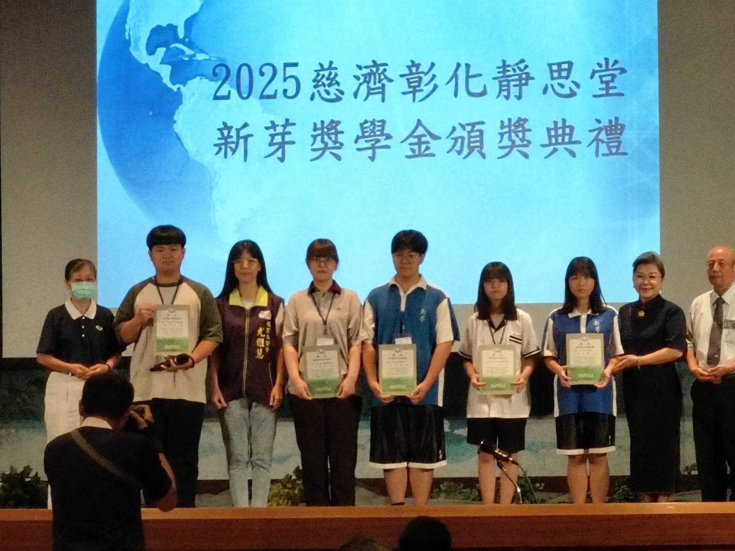 (有影片)/慈濟彰化頒新芽獎學金 799學子在愛中茁壯、綻放希望 - https://www.watchmedia01.com
