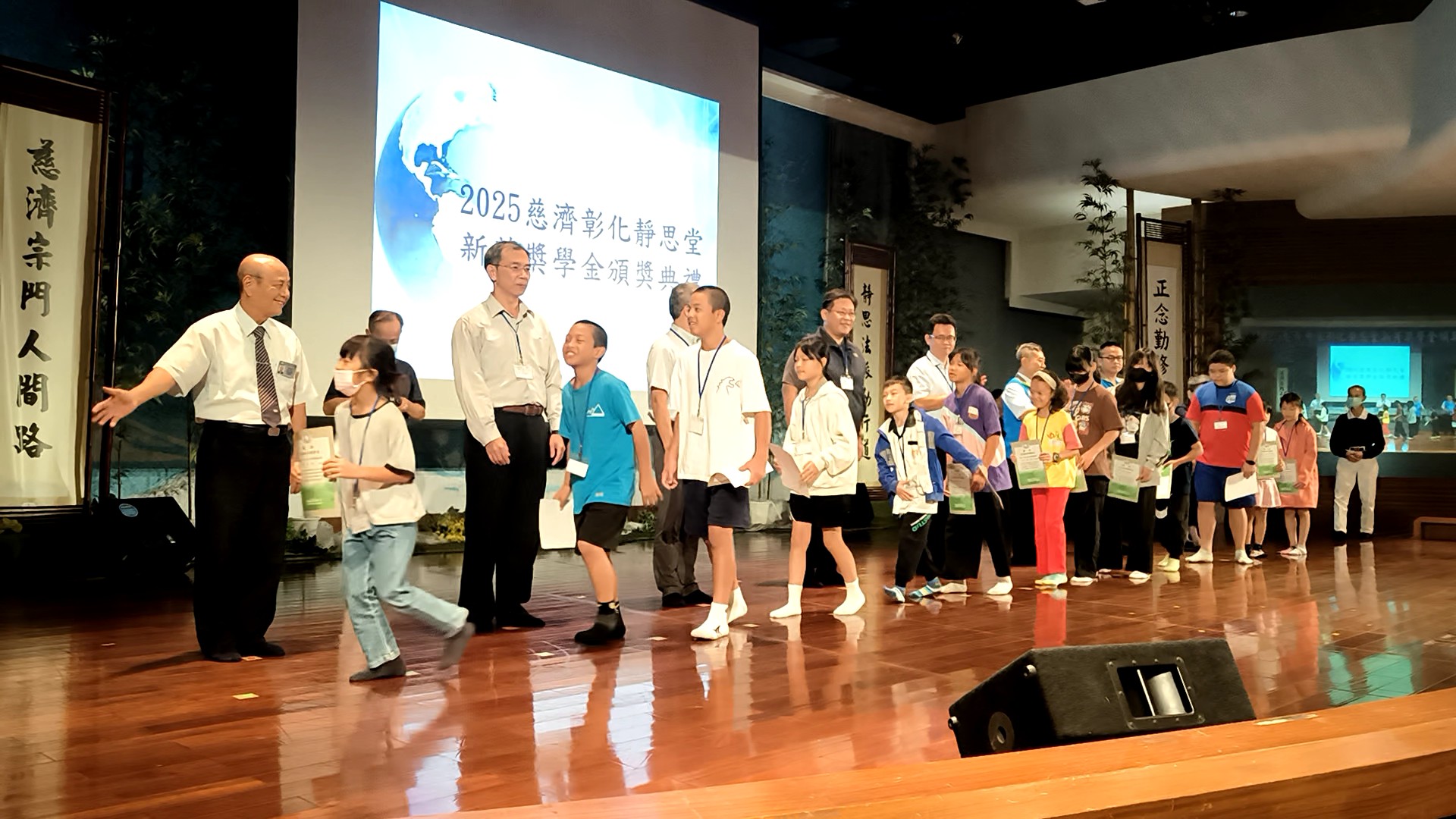 (有影片)/慈濟彰化頒新芽獎學金 799學子在愛中茁壯、綻放希望 - https://www.watchmedia01.com