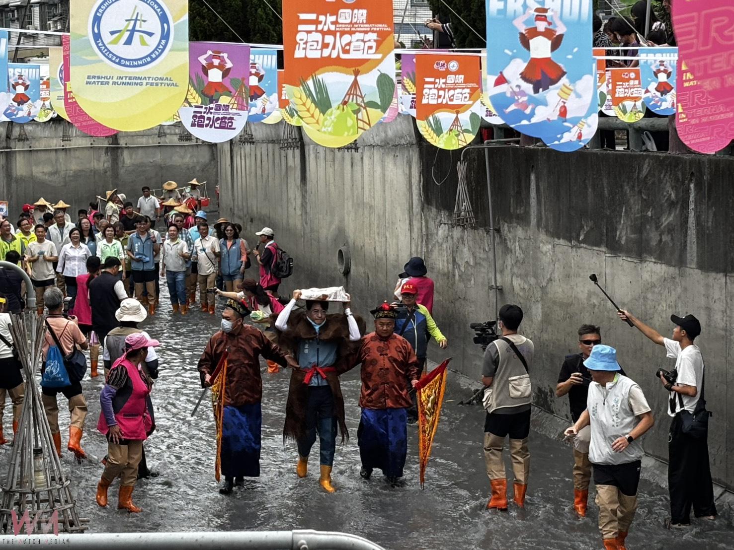 (有影片)/二水跑水節 全台唯一水圳節慶 引水人頭頂牲禮祈豐收 - https://www.watchmedia01.com
