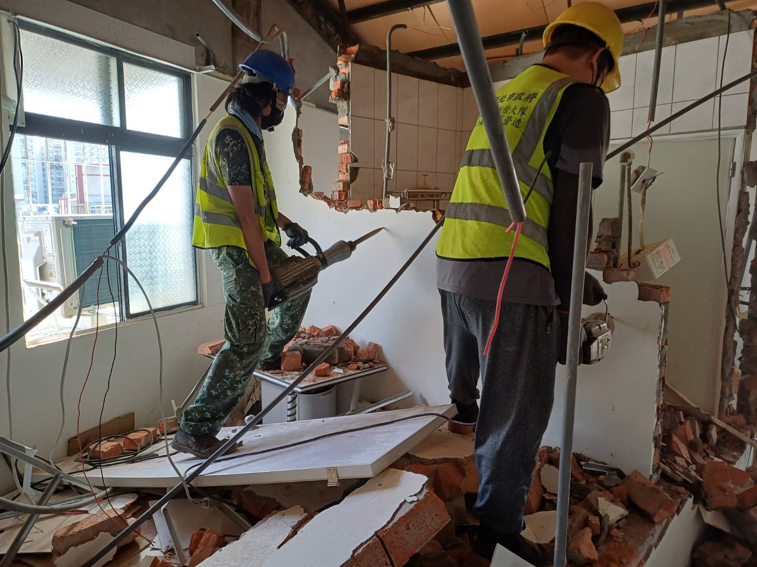 頂加違建又作套房出租　新北市府強制拆除收費逾300件 - https://www.watchmedia01.com