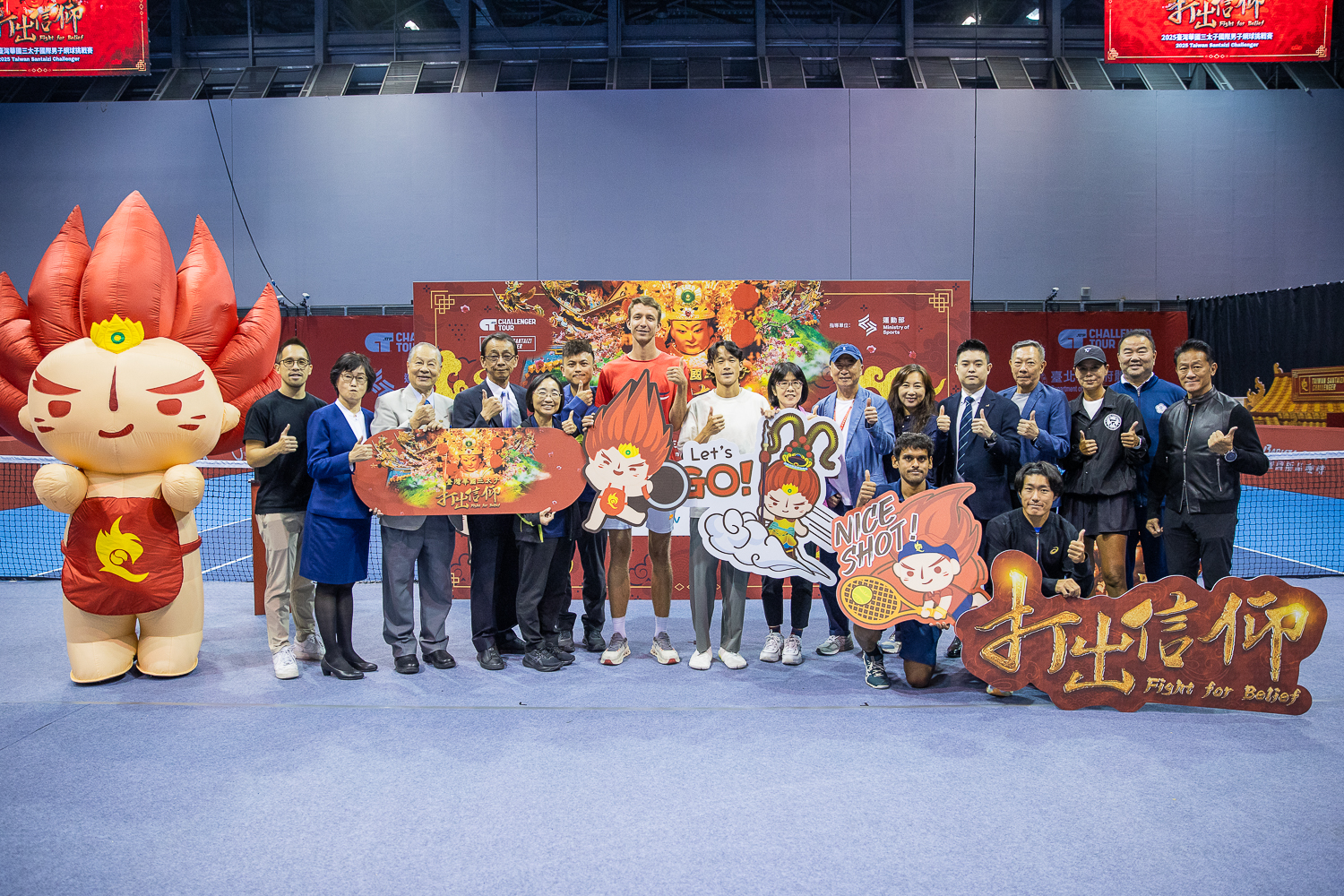 與會貴賓和選手合影。