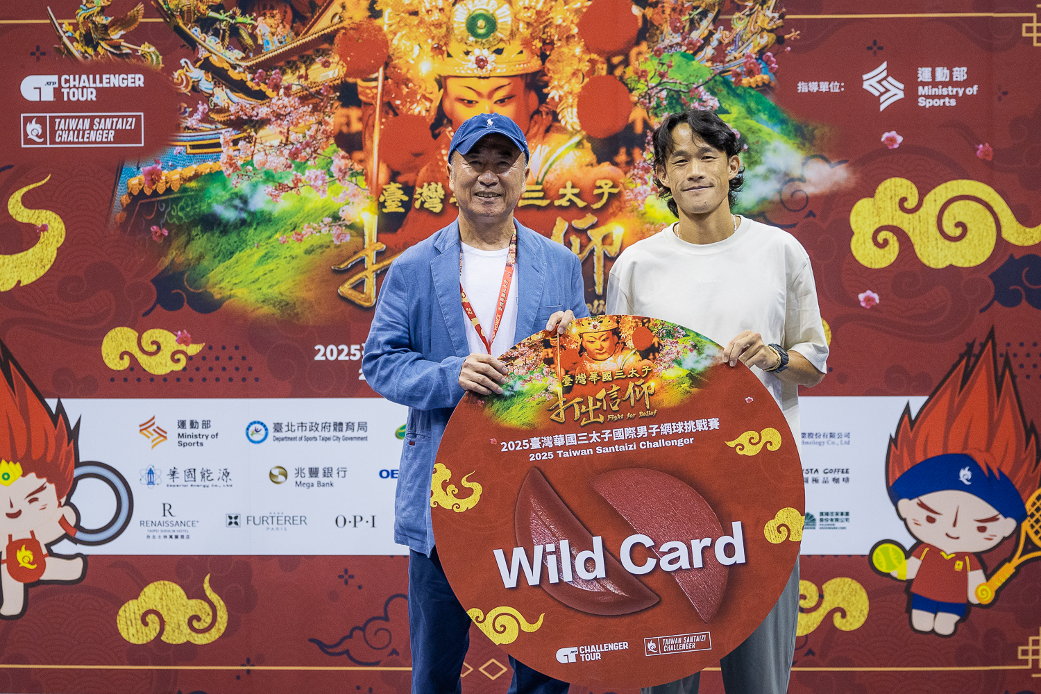 賽事創辦人暨太平洋網球發展基金會董事長廖裕輝(左)頒發單打會內賽外卡予莊吉生。