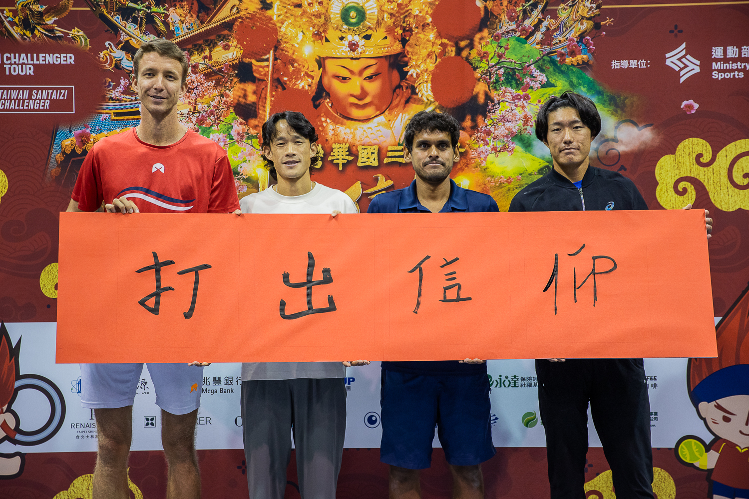 選手體驗書法，並寫下今年賽事標語。(圖／中華民國網球協會提供)