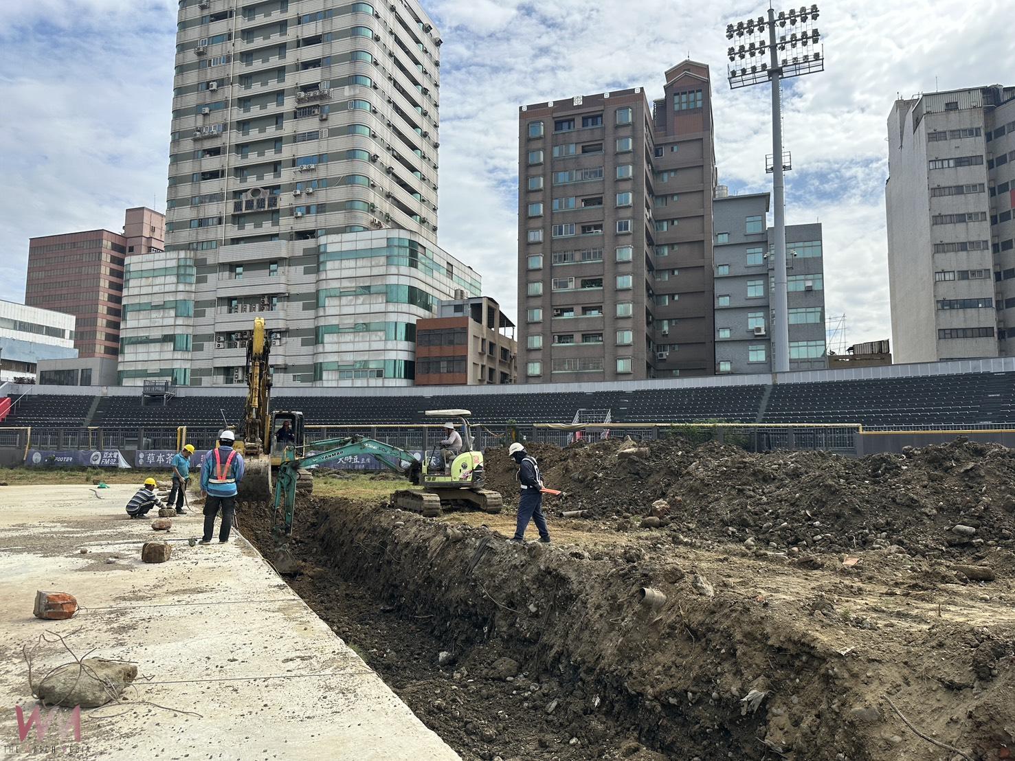 新竹棒球場開挖外野區域回填土      驚見混雜大型混凝土塊與廢材 - https://www.watchmedia01.com