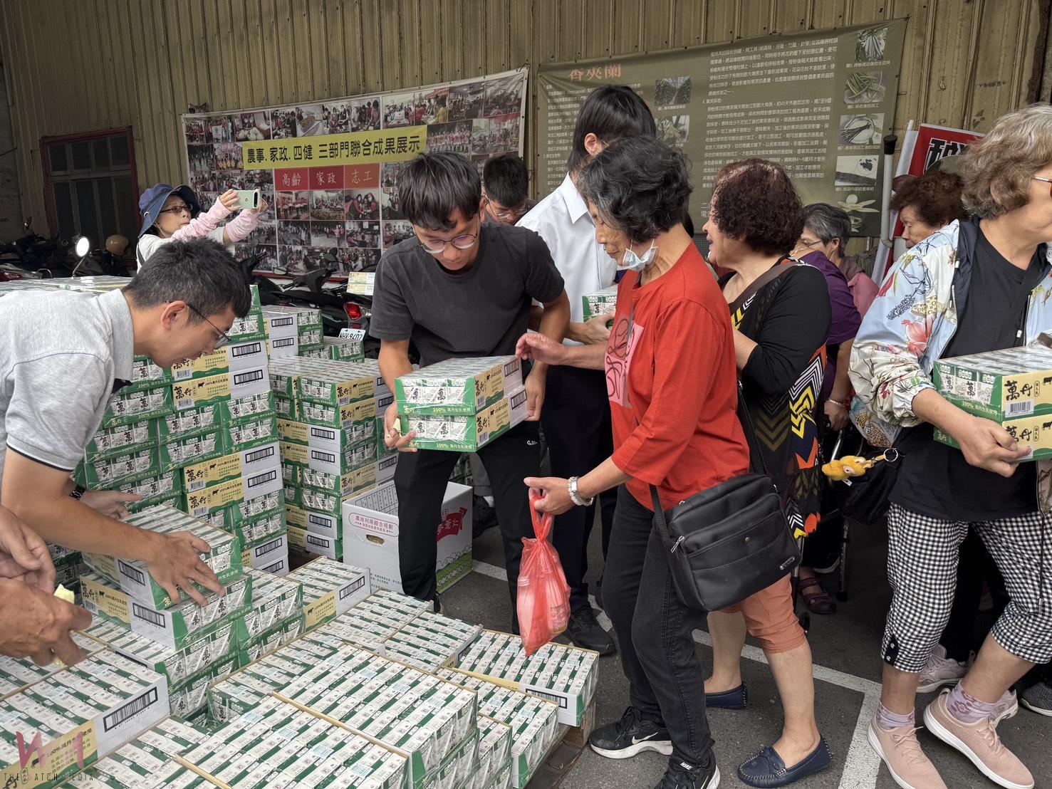 (有影片)/幸福滿滿!二林農會發送國產牛乳 支持長者健康 - https://www.watchmedia01.com