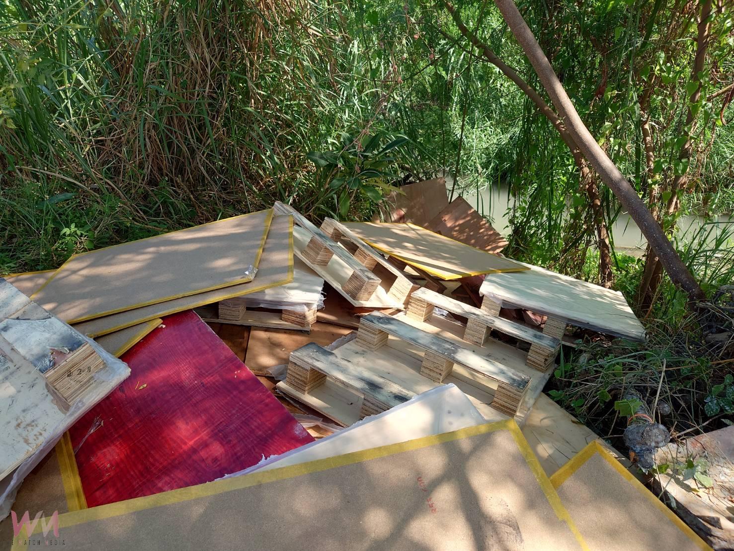 貓羅溪河床遭非法傾倒棧板碎玻璃　警方鎖定林男 - https://www.watchmedia01.com