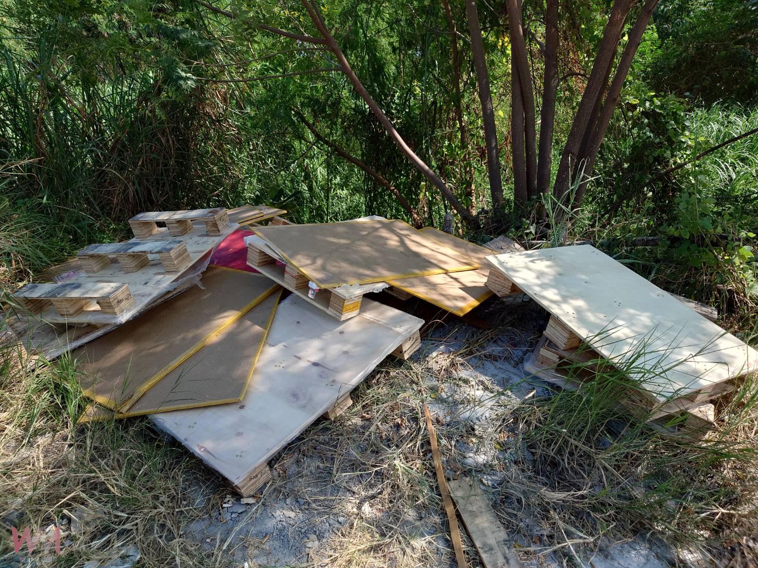 貓羅溪河床遭非法傾倒棧板碎玻璃　警方鎖定林男 - https://www.watchmedia01.com