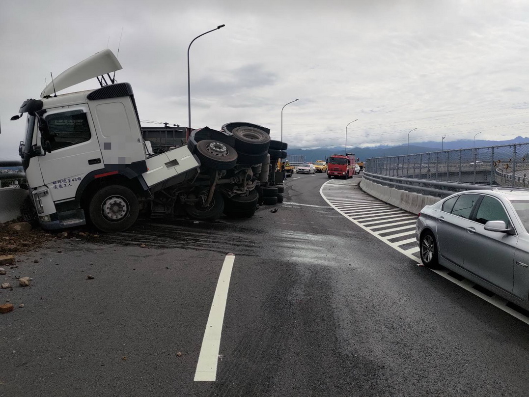 國道3號大溪交流道砂石車翻覆 幸無人傷亡 - https://www.watchmedia01.com