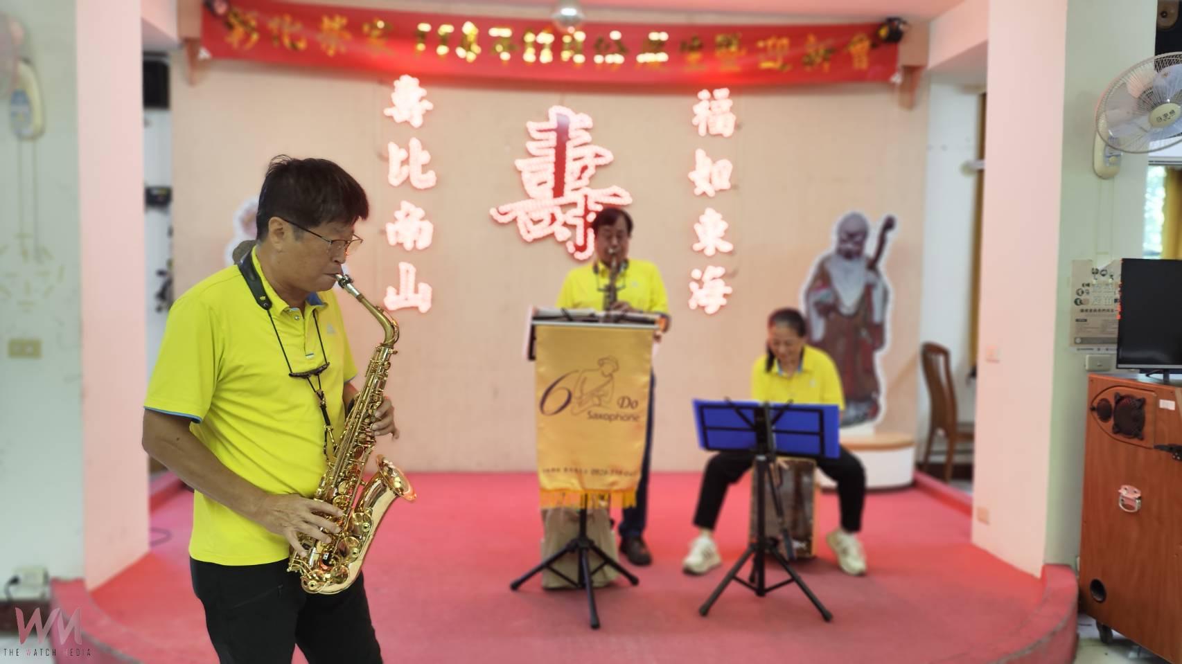 （有影片）／六腳Do薩克斯風樂團奏響榮家秋日慶生會　長輩笑聲滿溢 - https://www.watchmedia01.com