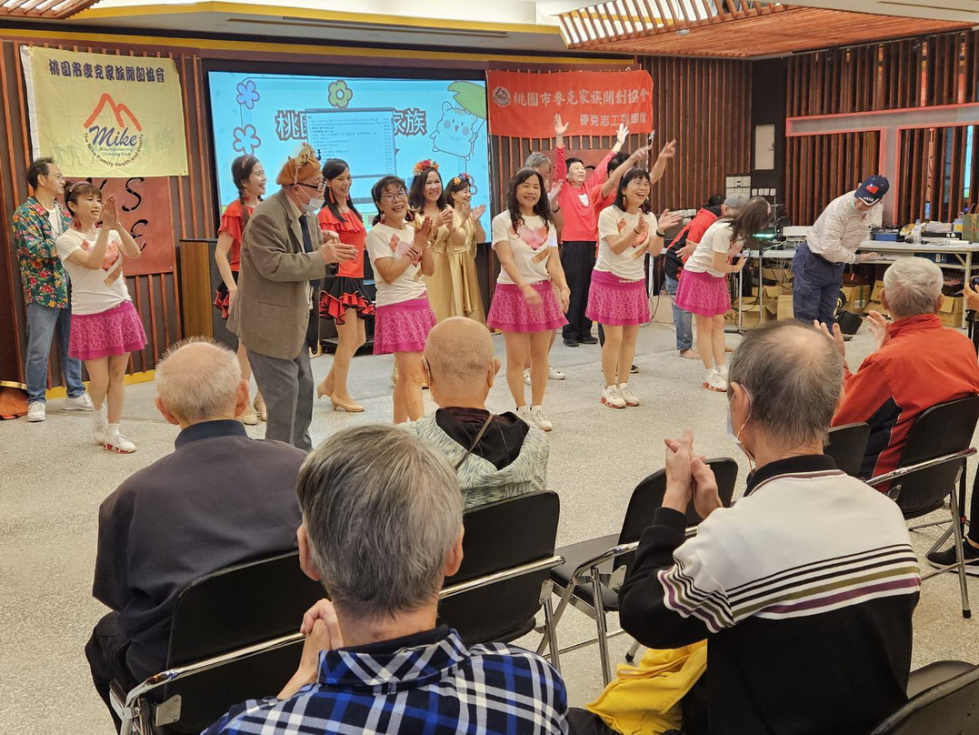 麥克家族義演送暖 國旗愛心車隊相伴 桃園榮家洋溢幸福時光 - https://www.watchmedia01.com