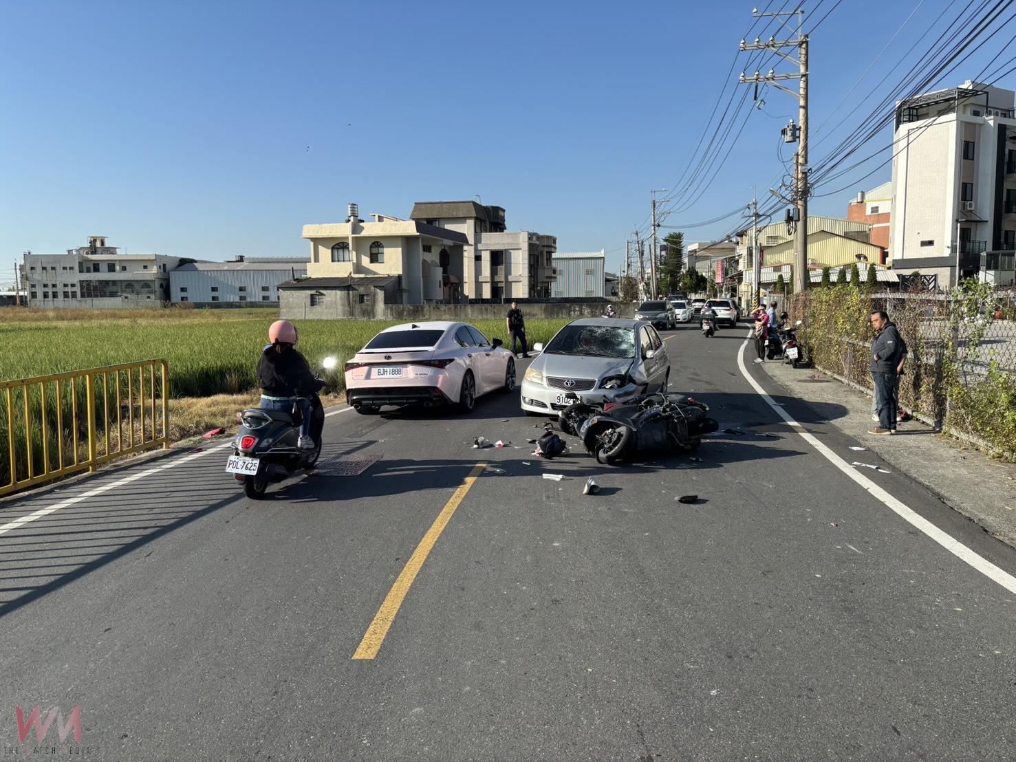 驚險連環車禍　轎車疑為超車闖對向釀禍　兩騎士噴飛倒地送醫 - https://www.watchmedia01.com