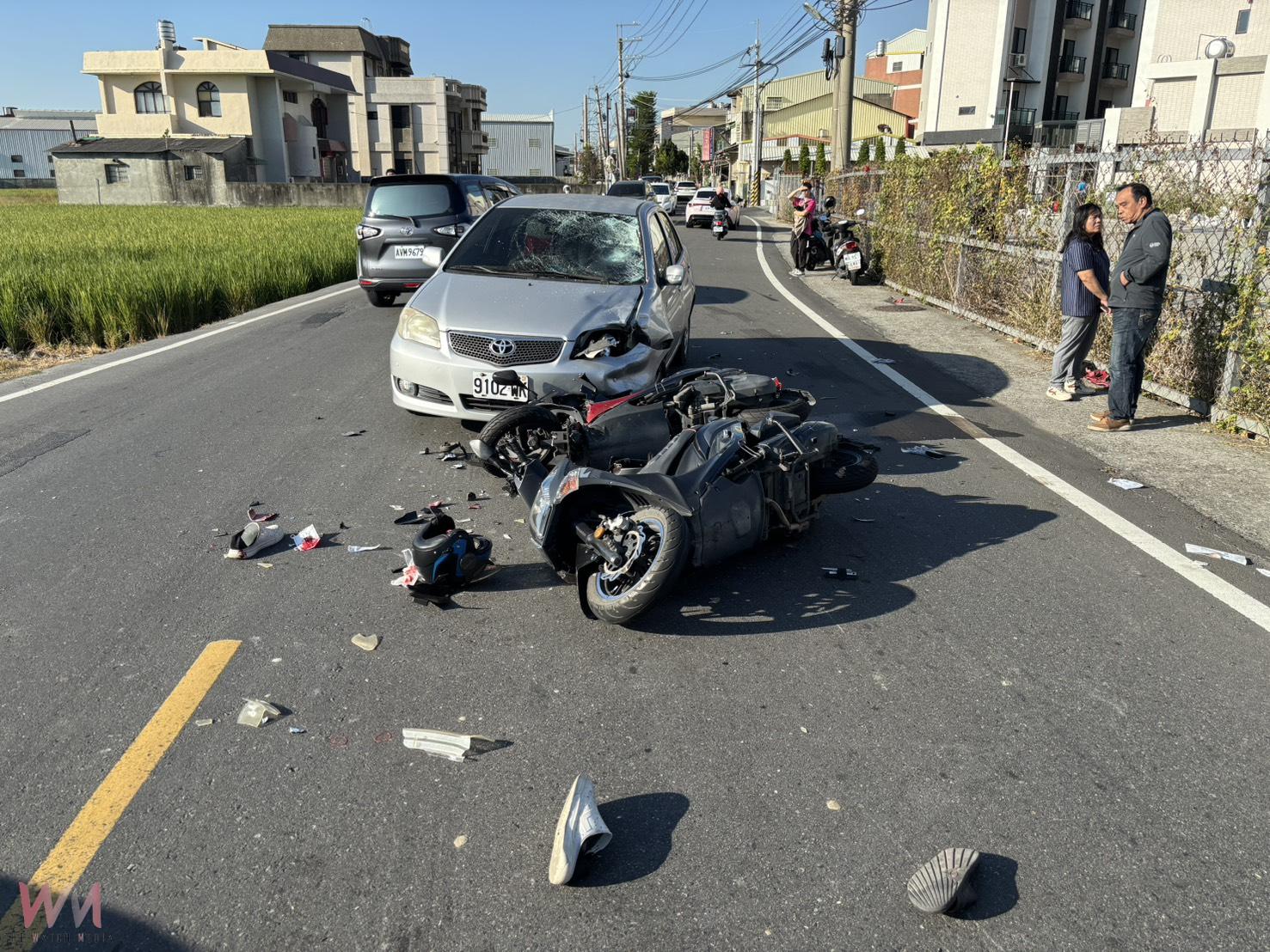 驚險連環車禍　轎車疑為超車闖對向釀禍　兩騎士噴飛倒地送醫 - https://www.watchmedia01.com