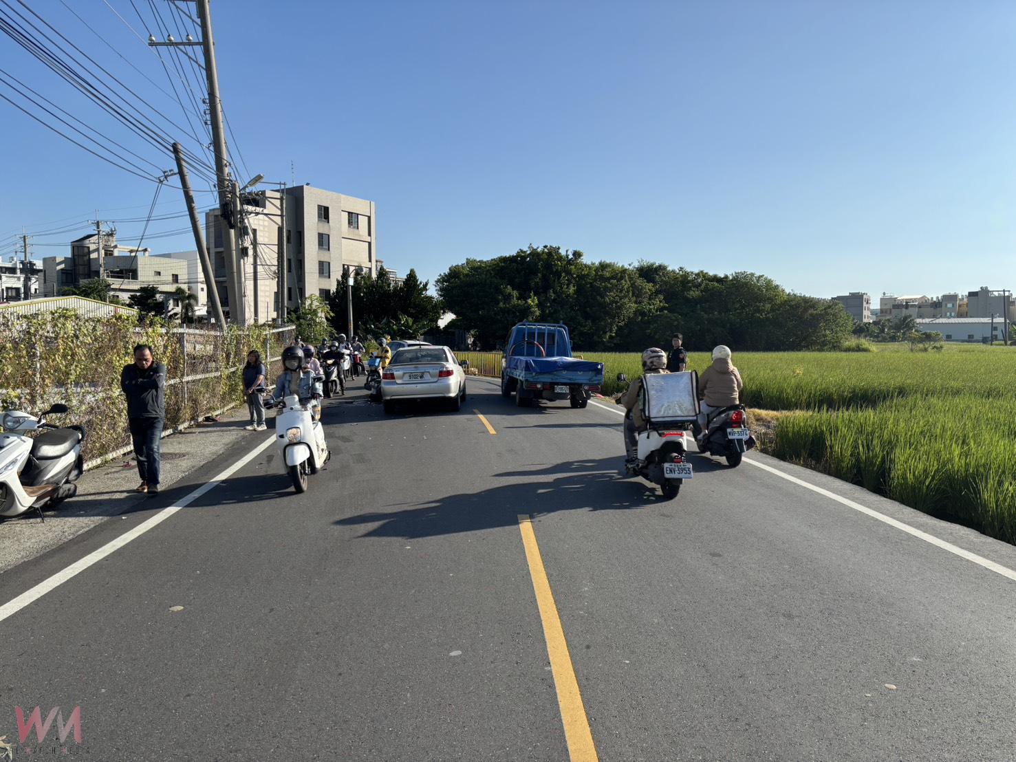 驚險連環車禍　轎車疑為超車闖對向釀禍　兩騎士噴飛倒地送醫 - https://www.watchmedia01.com