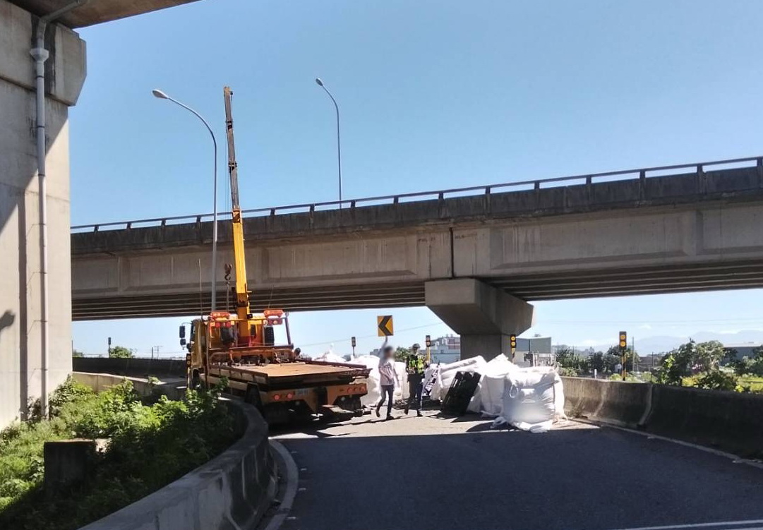 未綁牢太空包過彎掉滿地 國道2號大竹匝道驚險未釀禍 - https://www.watchmedia01.com