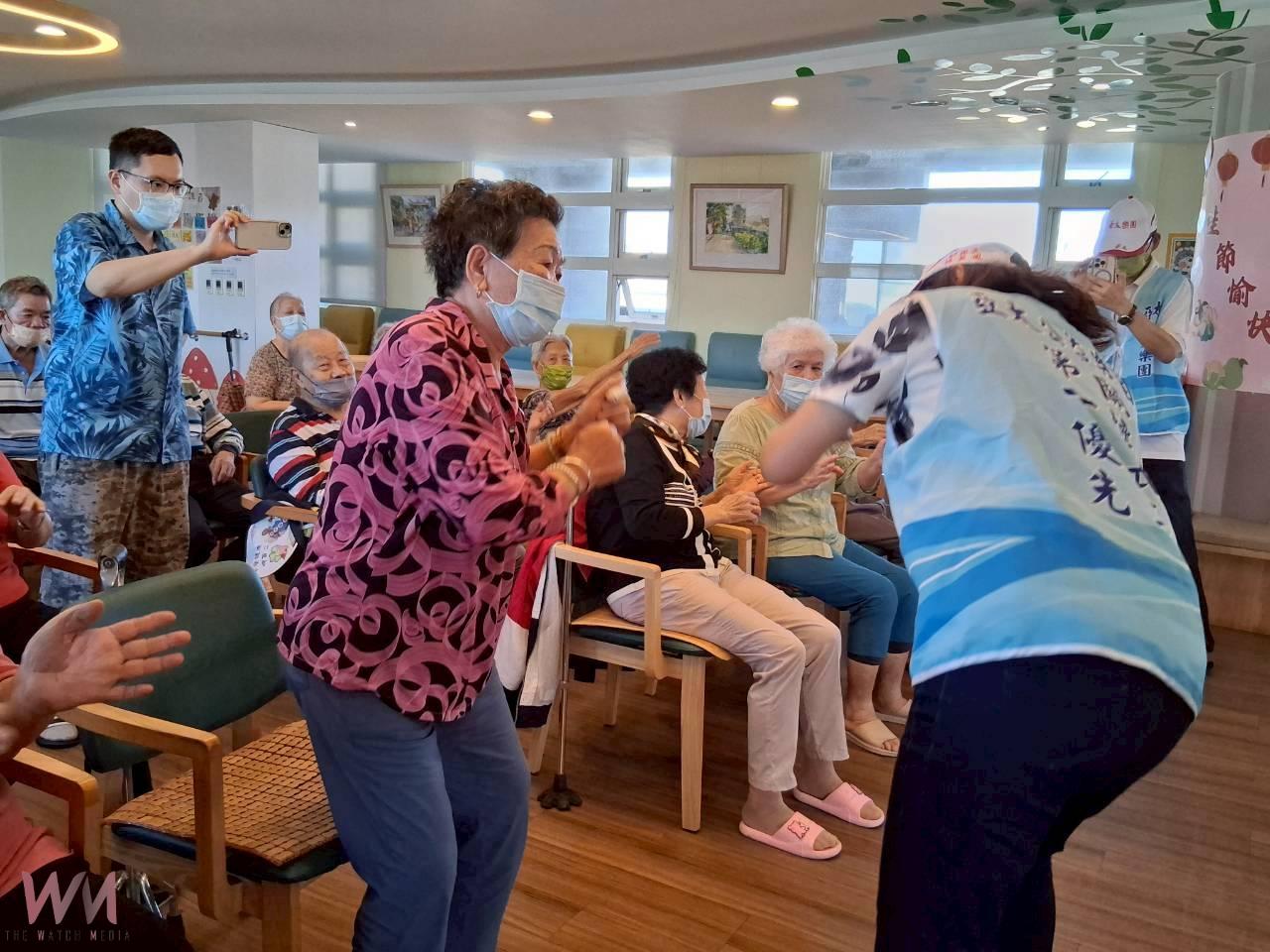 (有影片)/亞太鹿港渡假村樂團溫馨演出 福興秀和苑長輩樂開懷 - https://www.watchmedia01.com